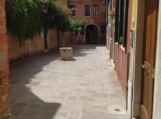 Casa Gialla * Venice